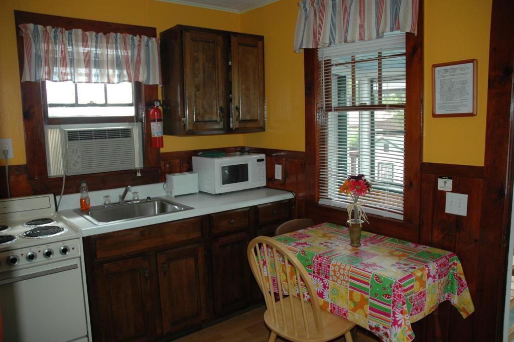 Channel Waterfront Cottages Weirs Beach Habitación foto