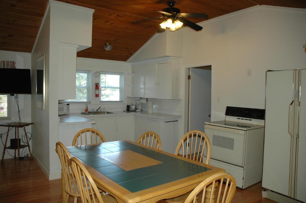 Channel Waterfront Cottages Weirs Beach Habitación foto
